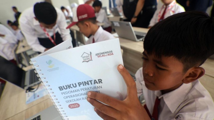 Siswa mengikuti Masa Pengenalan Lingkungan Sekolah (MPLS) di Sekolah Rakyat Menengah Pertama 10 Bogor, Sentra Terpadu Inten Soeweno (STIS), Cibinong, Kabupaten Bogor, Jawa Barat, Senin (14/7/2025). Siswa baru dari keluarga miskin dan miskin ekstrem di kota itu akan mengikuti pembelajaran di sekolah setingkat SMP tersebut sebagai wujud strategi besar Presiden Prabowo Subianto untuk memutus mata rantai kemiskinan di Indonesia. ANTARA FOTO/Yulius Satria Wijaya/YU