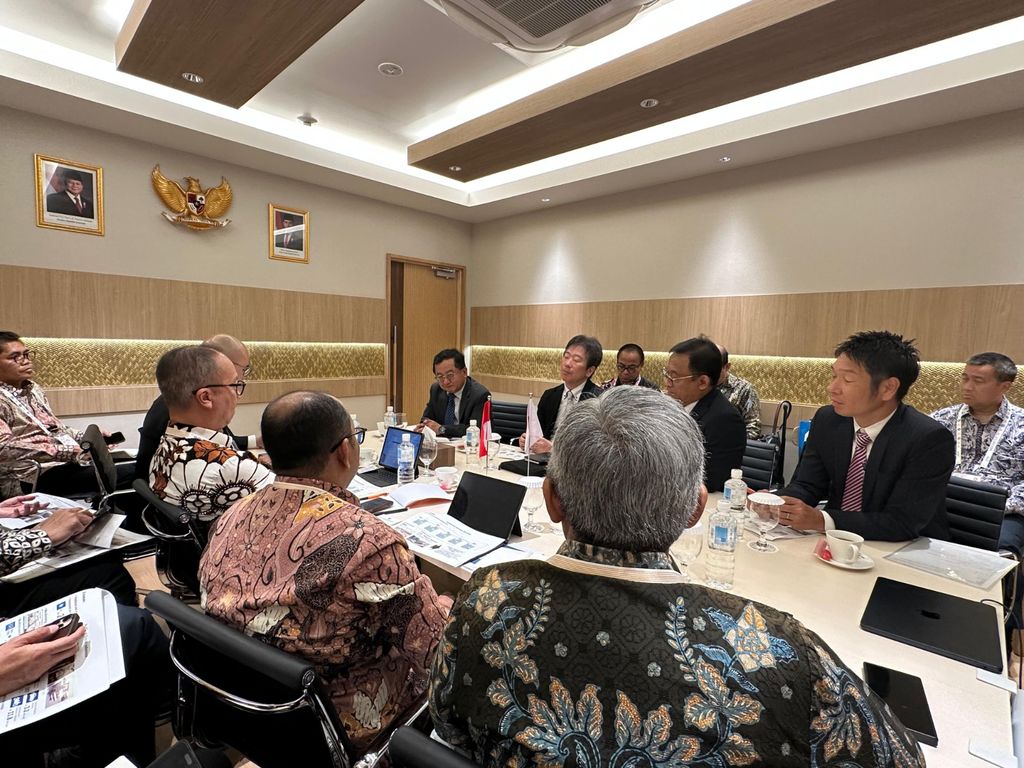 Menteri Perindustrian (Menperin) Agus Gumiwang Kartasasmita melakukan pertemuan dengan pimpinan Daihatsu Motor Co., Ltd. (DMC) pada saat di Paviliun Indonesia dalam rangka menghadiri World Expo 2025 Osaka, Jepang, Kamis (11/7/2025). (Dok Kemenperin)