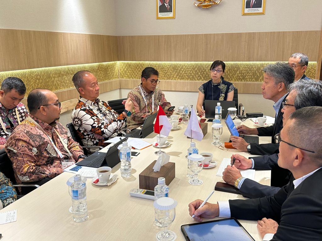 Menteri Perindustrian (Menperin) Agus Gumiwang Kartasasmita melakukan pertemuan dengan pimpinan Suzuki Motor Corporation pada saat di Paviliun Indonesia dalam rangka menghadiri World Expo 2025 Osaka, Jepang, Kamis (11/7//2025). (Dok. Kemenperin)