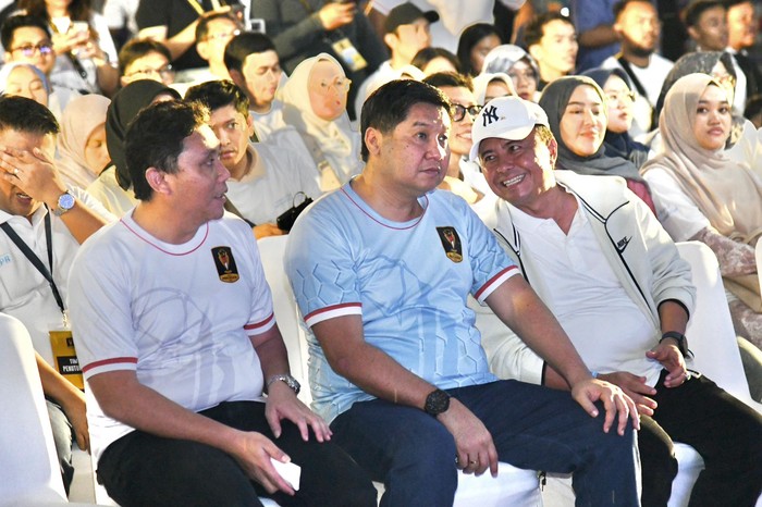 Menteri PKP di Stadion Sijalak Harupat Bandung, sesaat sebelum acara penutupan Piala Presiden 2025
