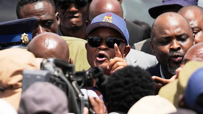 South Africa’s Police Minister Senzo Mchunu, center, visits an abandoned gold mine where miners are rescued from below ground, in Stilfontein, South Africa, Jan. 14, 2025. (AP Photo/Themba Hadebe, File)