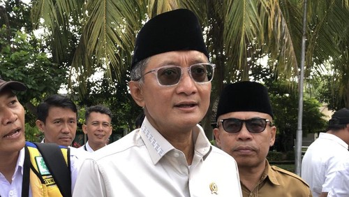 Menteri PU, Dody Hanggodo, mengunjungi Sekolah Rakyat Menengah Pertama (SRPM) di Lombok Barat, Senin (14/7/2025). (M. Zahiruddin/detikBali)