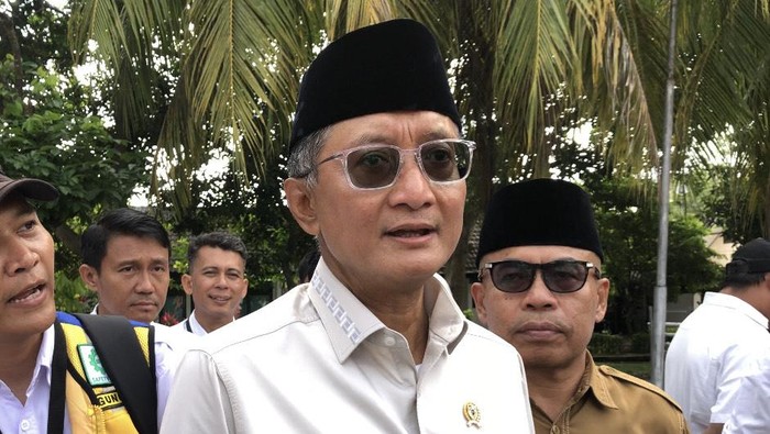 Menteri PU, Dody Hanggodo, mengunjungi Sekolah Rakyat Menengah Pertama (SRPM) di Lombok Barat, Senin (14/7/2025). (M. Zahiruddin/detikBali)