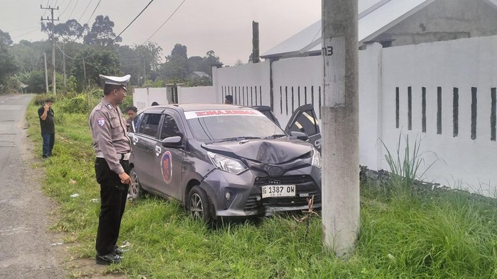 Mobil ambulans tabrak tiang listrik di Musi Rawas