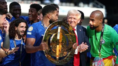 Momen Donald Trump Ogah Turun Podium, Ikut Chelsea Angkat Trofi
