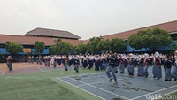 Kegiatan MPLS hari ini dimulai dengan Senam Anak Indonesia Hebat. Dibimbing kakak kelas juga sebagai pendamping selama MPLS, mereka bersenam dengan riang. Foto: Cicin Yulianti/detikEdu