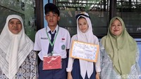 Sejumlah peserta didik memakai tanda pengenal selama upacara bendera dan rangkaian kegiatan MPLS ke depannya. Tanda pengenal memuat nama siswa baru, asal sekolah, dan informasi kelas. Foto: Cicin Yulianti/detikEdu