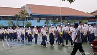 Ratusan murid baru di SMAN 22 Jakarta hari ini menjalani Masa Pengenalan Lingkungan Sekolah (MPLS) hari pertama. Di tengah cuaca mendung, mereka terlihat tetap bersemangat mengikuti kegiatan MPLS hari ini. Foto: Cicin Yulianti/detikEdu
