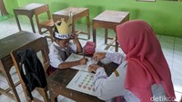 Meskipun hanya seorang diri, ia tetap semangat masuk dan mengikuti rangkaian MPLS. Rohmat tampak duduk di antara deretan bangku kosong. Ia dengan seksama mendengarkan materi yang disampaikan guru kelas.