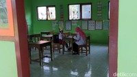 Rohmat Widianto menjadi satu-satunya siswa baru di kelas 1.