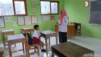 Guru Kelas 1 SDN 1 Kendalrejo Mita Purwanti mengatakan minimnya siswa bukan menjadi penghalang untuk memberikan terbaik untuk anak didiknya.