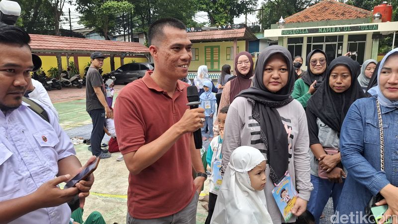 MPLS hari pertama, orang tua antar siswa ke sekolah.