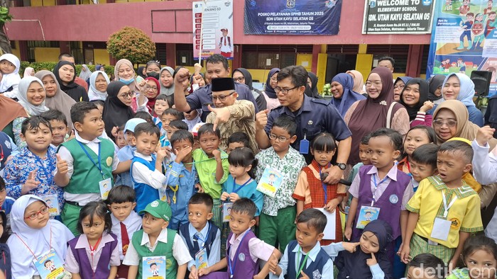 MPLS hari pertama, orang tua antar siswa ke sekolah.