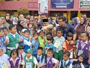 Antusiasme Siswa SD Jakarta di MPLS Hari Pertama, Ada yang Diantar Ayah-Nenek