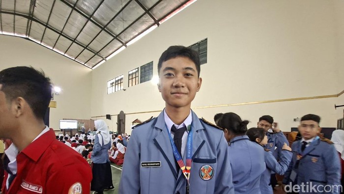 Siswa kelas 7 berbaris di hari pertama MPLS SMPN 2 Kota Bandung