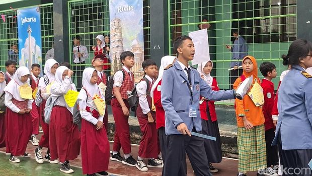 Siswa kelas 7 berbaris di hari pertama MPLS SMPN 2 Kota Bandung
