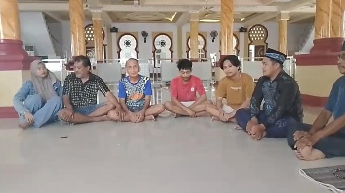 Muda-mudi di Wajo bersama orang tuanya dipertemukan dengan pengurus masjid soal insiden video di toilet masjid.