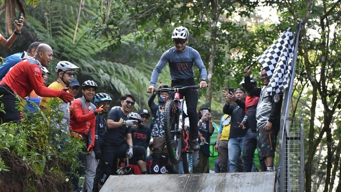 Pesepeda mencoba jalur sepeda Newra di Puncak