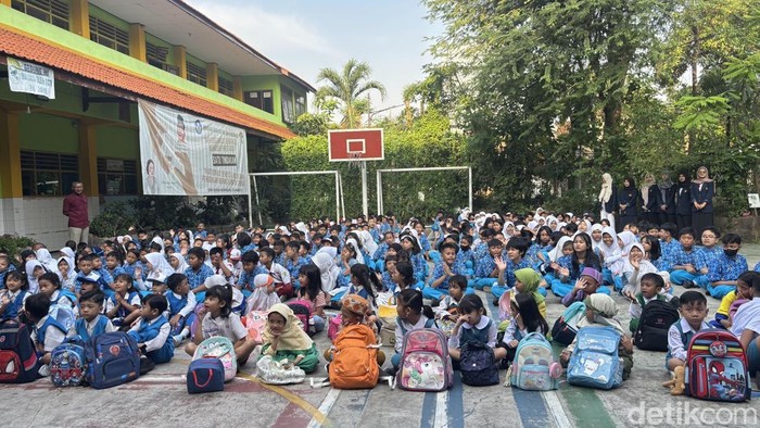 Nuansa Negeri Dogeng Warnai MPLS di SDN Jemur Wonosari 1 Surabaya