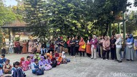 Para orang tua tampak setia mendampingi buah hatinya. Mereka menunggu di tepi lapangan sekolah menyaksikan kegiatan MPLS yang diikuti anak-anak.