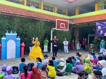 Nuansa Negeri Dogeng Warnai Hari Pertama MPLS di Surabaya