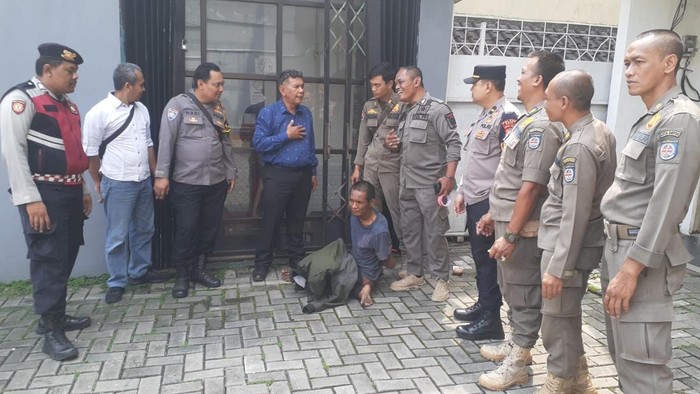ODGJ lempar batu ke mobil di Margonda Depok dibawa ke Dinsos.