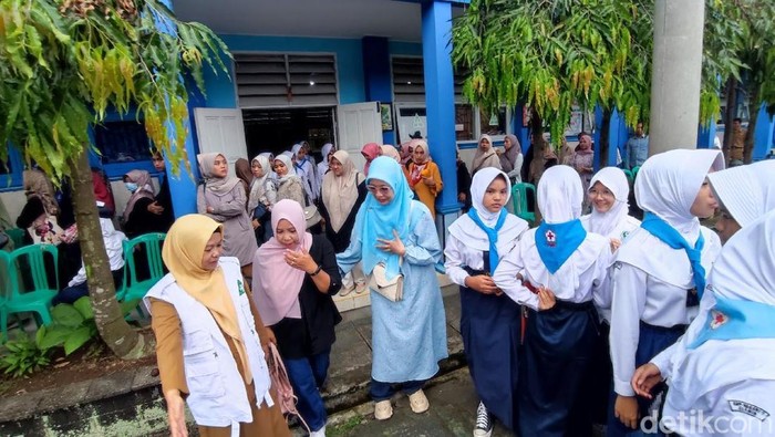 Ortu di SMPN 1 Ciamis dampingi anak di hari pertama sekolah ikuti MPLS.