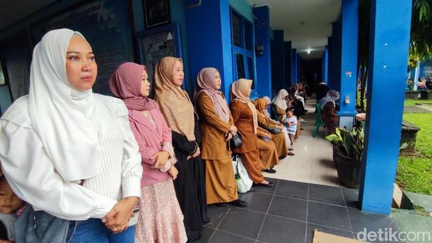 Ortu di SMPN 1 Ciamis dampingi anak di hari pertama sekolah ikuti MPLS.