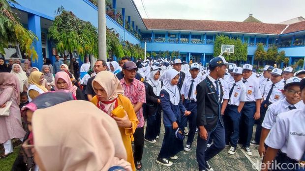 Ortu di SMPN 1 Ciamis dampingi anak di hari pertama sekolah ikuti MPLS.