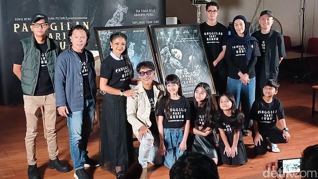 Cast dan kru pemain film Panggilan dari Kubur saat konferensi pers di Kemang, Jakarta Selatan, Senin (14/7/2025).