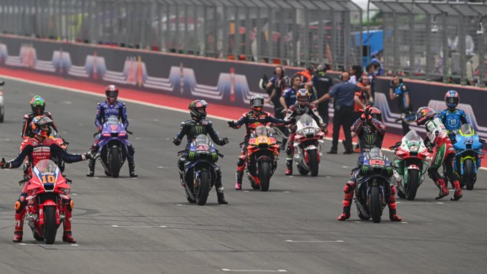Pebalap MotoGP di grid.