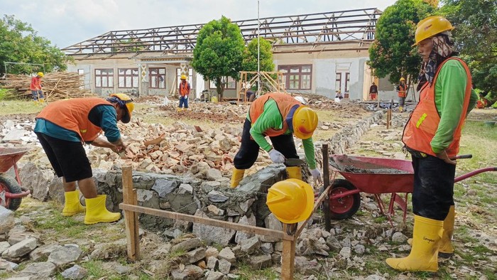 Pekerja melakukan pembangunan gedung Sekolah Rakyat di Lampung
