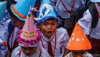 Mereka juga dikenalkan dengan guru-guru yang akan mendampingi selama setahun ke depan. 