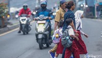 Di Jawa Barat, jam masuk sekolah sedikit berbeda dibanding daerah lain. 