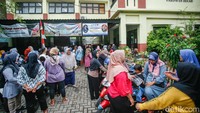 Sejumlah orang tua mengantar anaknya sekolah di SDN Jatimulya 02, Bekasi, Senin (14/7/2025). 