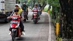 Pelajar Tak Pakai Helm-Bonceng Tiga Warnai Hari Pertama Sekolah di Jakut