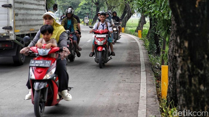Pelajar Tak Pakai Helm-Bonceng Tiga Warnai Hari Pertama Sekolah di Jakut Sejumlah pelajar mengendarai motor saat momen hari pertama kembali ke sekolahΒ di kawasan Rorotan, Jakarta Utara, Senin (14/7/2025).Β Nih fotonya.