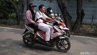 Tanpa perlindungan seperti helm, risiko luka berat hingga kematian akibat kecelakaan semakin tinggi. Terlebih banyak dari mereka mengendarai motor dengan kecepatan tinggi dan tanpa keterampilan berkendara yang memadai.