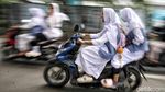 Pelajar Tak Pakai Helm-Bonceng Tiga Warnai Hari Pertama Sekolah di Jakut