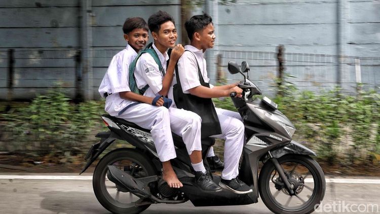 Pelajar Tak Pakai Helm-Bonceng Tiga Warnai Hari Pertama Sekolah di Jakut