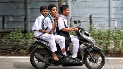 Pelajar Tak Pakai Helm-Bonceng Tiga Warnai Hari Pertama Sekolah di Jakut