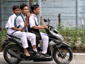 Pelajar Tak Pakai Helm-Bonceng Tiga Warnai Hari Pertama Sekolah di Jakut