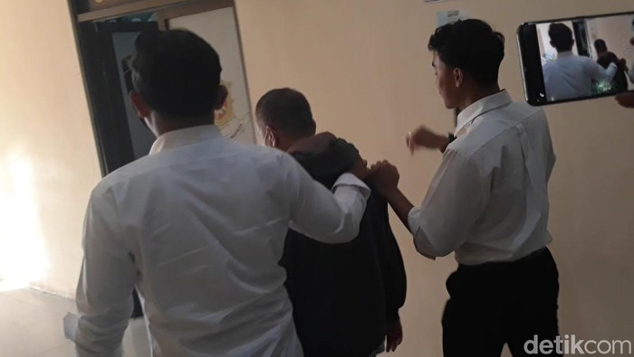 Tersangka SP, saat dibawa petugas ke ruangan untuk dimintai keterangannya, Senin (14/7/2025).