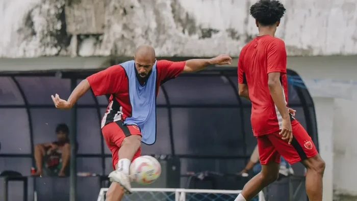 Pemain asing baru PSM Makassar Alex Tanque dalam sesi latihan di Stadion Kalegowa.