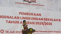 Pembukaan MPLS Sekolah Rakyat dihadiri sejumlah pejabat dari kementerian/lembaga terkait. Diantaranya Kementerian Sosial (Kemensos), Menteri Koordinator Bidang Pemberdayaan Masyarakat (Menko PM) Muhaimin Iskandar atau Cak Imin, Menteri Sekretaris Negara (Mensesneg) Prasetyo Hadi, Menteri Pekerjaan Umum (PU) Dody Hanggodo, Menteri PANRB Rini Widyantini, dan Menteri Kesehatan Budi Gunadi Sadikin. Foto: Devita Savitri/detikEdu