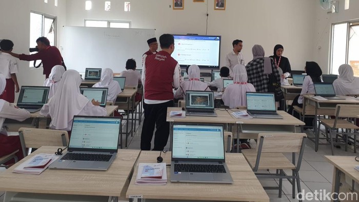 Pengadaan Laptop Sekolah Rakyat Gagal 2 Kali, Mensos Siap Tindak Tegas Penyimpangan