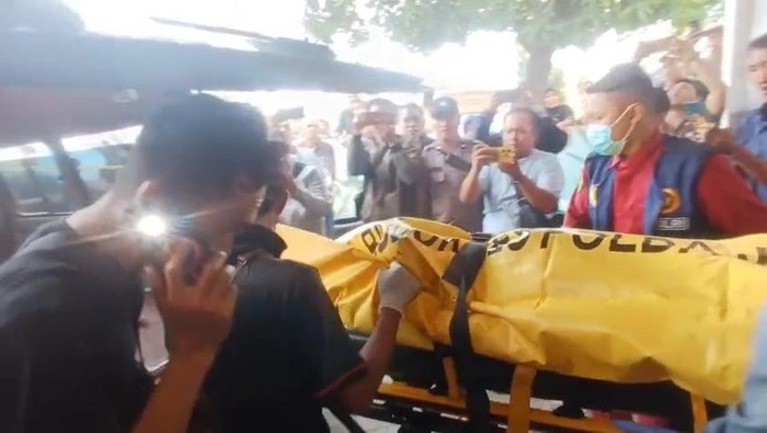 Mirzah (62), warga Dusun Tempel, Desa Legok, Kecamatan Gempol, Kabupaten Pasuruan ditemukan tewas bersibah darahdi rumahnya.