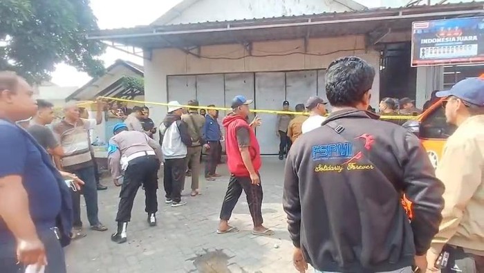 Mirzah (62), warga Dusun Tempel, Desa Legok, Kecamatan Gempol, Kabupaten Pasuruan ditemukan tewas bersibah darahdi rumahnya.
