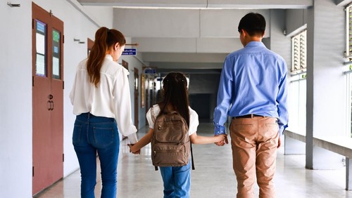 Pemerintah Keluarkan Aturan Ayah Antar Anak Hari Pertama Sekolah, Ternyata Ini Manfaatnya