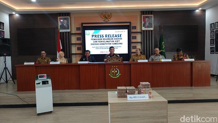 Pengembalian uang senilai Rp 900 juta oleh Kejari Sumedang ke Pemkab.